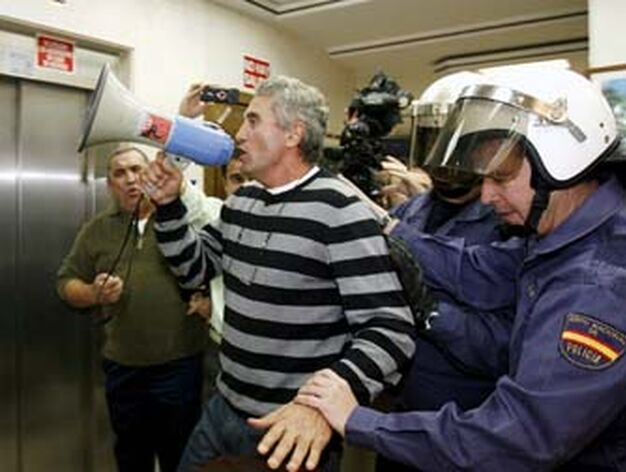 Sindicalistas se encierran en un banco en Granada