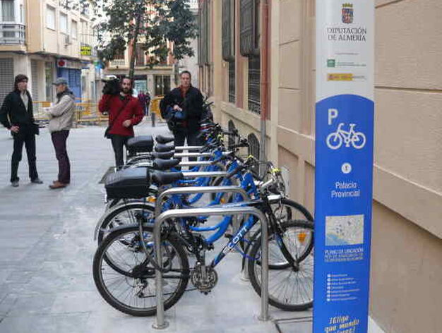 La Diputaci&oacute;n Provincial de Almer&iacute;a ha puesto en marcha un programa de alquiler y aparcamiento de bicicletas.

Foto: Alc&aacute;ntara