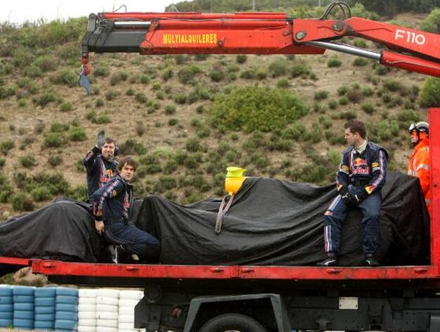 Mec&aacute;nicos del equipo Red Bull junto al coche de Vettel, que sufri&oacute; una parada en pista.

Foto: Juan Carlos Toro