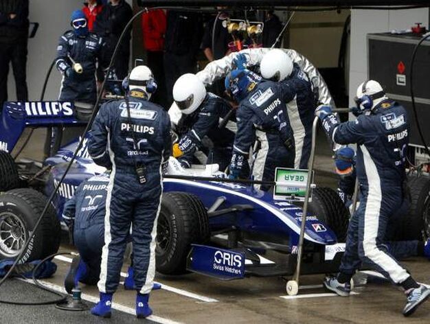 Los mec&aacute;nicos del equipo Williams asisten al monoplaza de Nico Rosberg.

Foto: Juan Carlos Toro