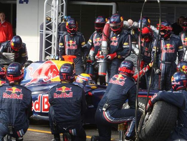 El equipo Red Bull durante el repostaje del b&oacute;lido de Mark Webber.

Foto: J. C. Toro