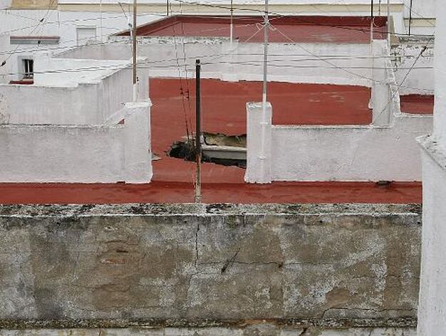 Se derrumba el techo de una vivienda en Paco Alba, 5. 

Foto: Jose Braza