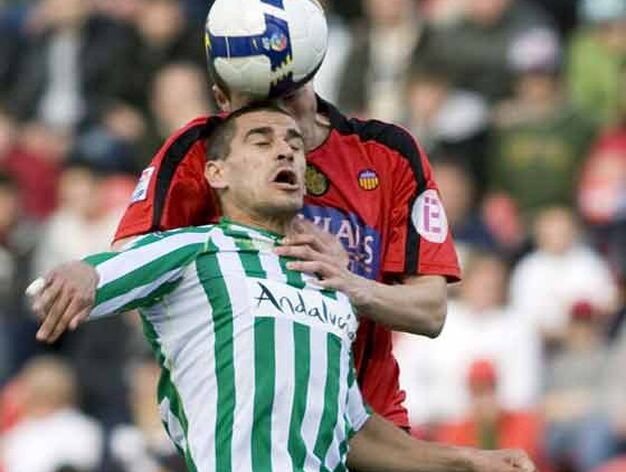 El defensa del Mallorca David Navarro disputa un bal&oacute;n a&eacute;reo con el defensa del Real Betis 'Juanito'.

Foto: Montserrat T. Diez (EFE)