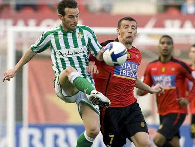 El defensa del RCD Mallorca Fernando Varela disputa el bal&oacute;n con el b&eacute;tico Fernando Vega durante el partido.

Foto: Montserrat T. Diez (EFE)