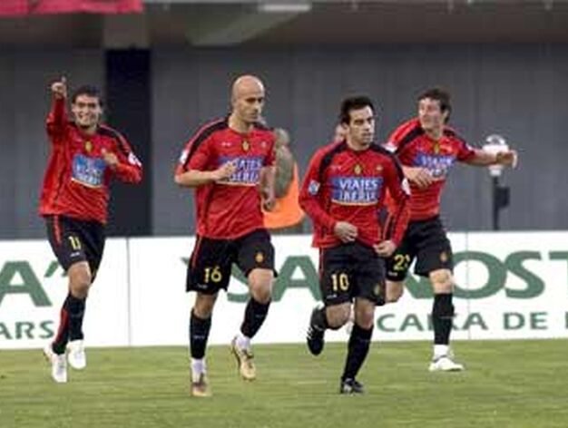 Los jugadores del RCD Mallorca celebran el segundo gol del equipo.

Foto: Montserrat T. Diez (EFE)