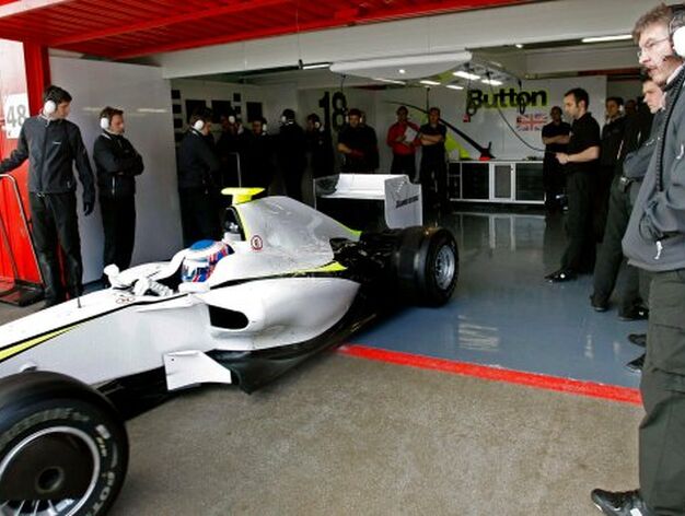 El piloto brit&aacute;nico Jenson Button (BRAWN GP), a bordo de su monoplaza junto al propietario de la escuder&iacute;a Ross Brawn (d), en el box de

Foto: Efe