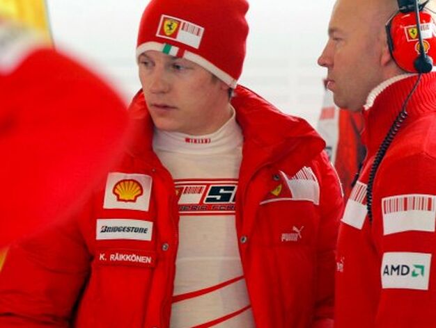 El piloto Kimi Raikkonen en el interior del box de Ferrari durante el desarrollo de las pruebas.

Foto: Efe