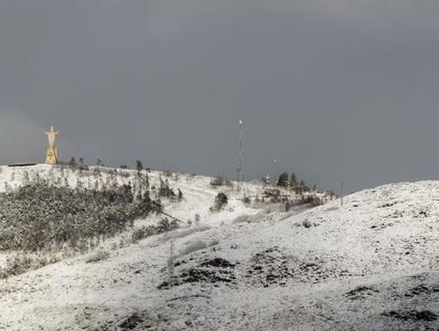 El Naranco, en Asturias, cubierto con una ligera capa de nieve.

Foto: Alberto Morante (Efe)