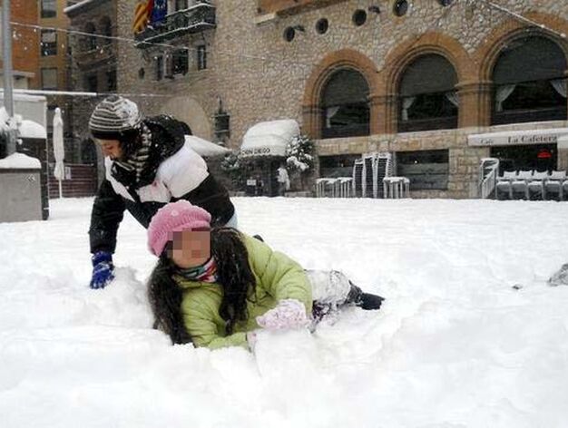 Unas ni&ntilde;as juegan con la nieve en una plaza de Teruel.

Foto: Efe