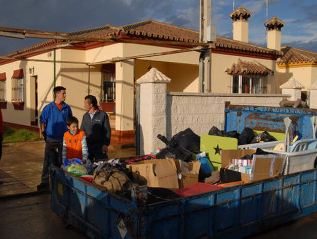 Tensi&oacute;n vecinal en Chiclana por una orden de deshaucio contra los inquilinos de diez viviendas ilegales de la zona de las Majadillas Bajas. 

Foto: Paco Peri&ntilde;&aacute;n