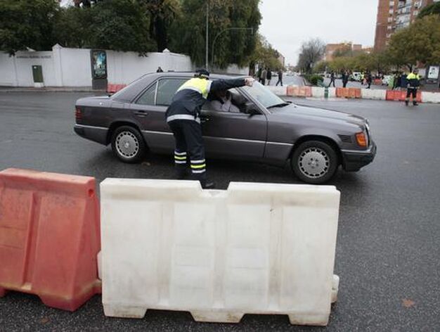 Un polic&iacute;a indica a un veh&iacute;culo el cierre de la avenida.

Foto: Juan Carlos Mu&ntilde;&oacute;z
