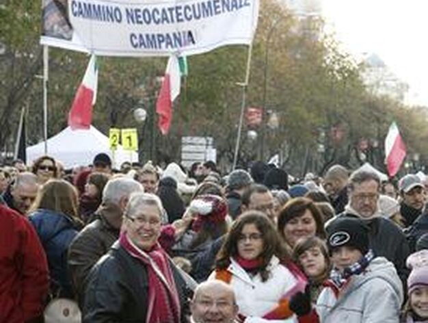 Miles de personas asisten en Madrid a la festividad de la Sagrada Familia convocada por Rouco Varela. / EFE