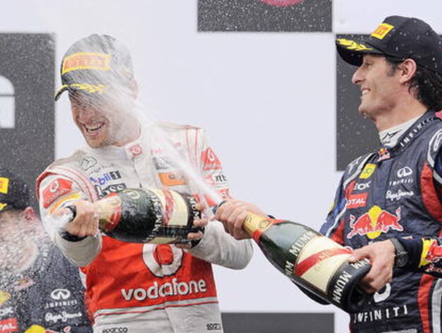 Jenson Button celebra la victoria en el Gran Premio de Canad&aacute; con Mark Webber y, al fondo, Sebastian Vettel.

Foto: AFP Photo