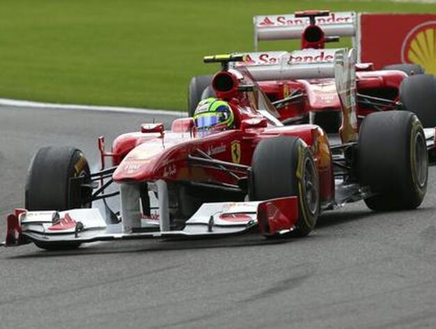 Massa delante de Alonso.

Foto: EFE