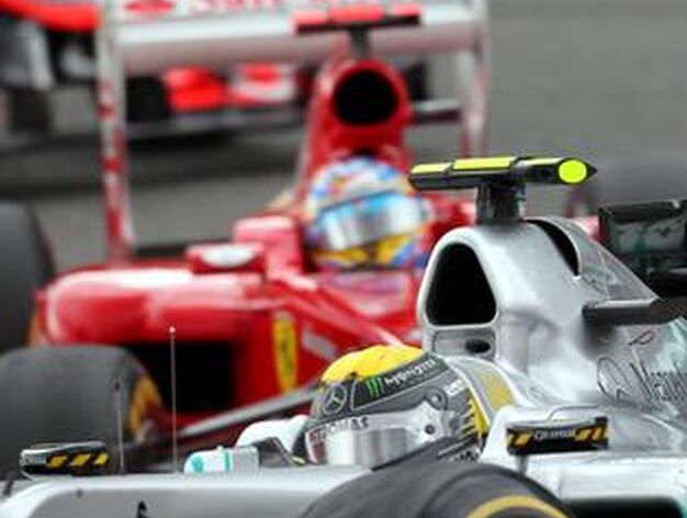 Rosberg con Alonso detr&aacute;s.

Foto: EFE