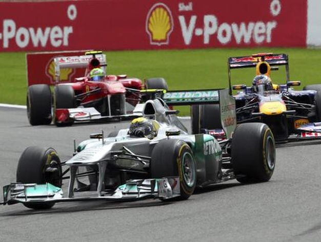 Rosberg con Vettel y Massa detr&aacute;s.

Foto: EFE