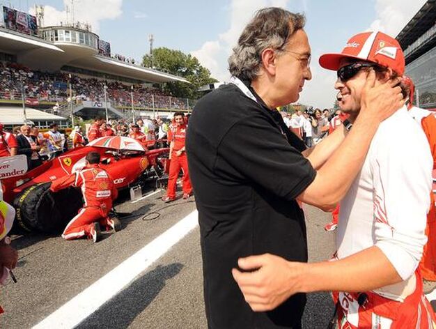 Flavio Briatore habla con Alonso antes de la carrera. / EFE