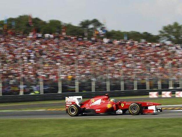 Vettel tambi&eacute;n gana en Monza y Alonso acaba tercero tras llegar a liderar la carrera. / EFE
