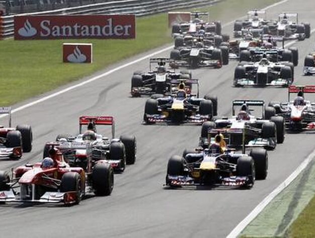 Vettel tambi&eacute;n gana en Monza y Alonso acaba tercero tras llegar a liderar la carrera. / Reuters