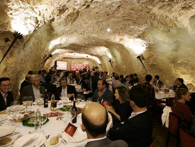 Alrededor de 120 personas abarrotaron una de las salas del Restaurante La Gruta

Foto: Javier Alonso