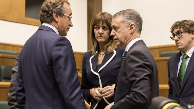 Iñigo Urkullu -a la derecha- conversa en el Parlamento vasco con Alfonso Alonso e Idoia Mendía momentos antes de la sesión.