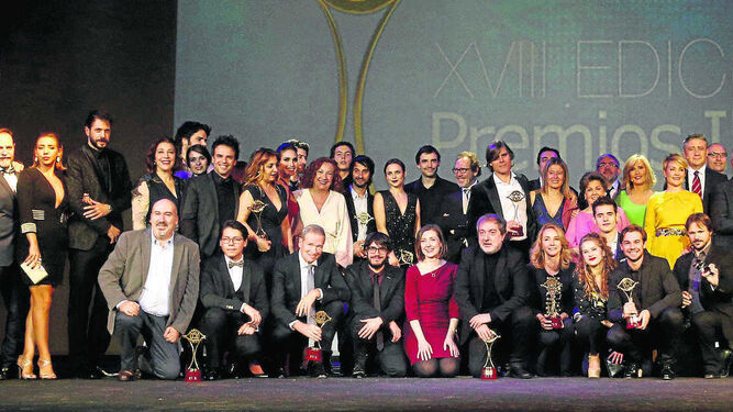 La foto de familia con presentadores, participantes y parte de los premiados en la gala de los Iris celebrada en Aranjuez.