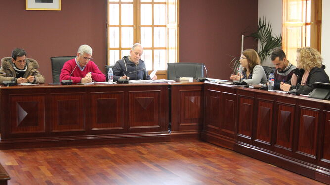Parte de la corporación municipal durante la sesión plenaria celebrada ayer por la mañana en Huércal de Almería.