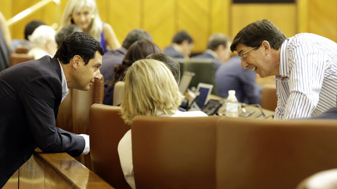 Moreno habla con Marín en el Parlamento.