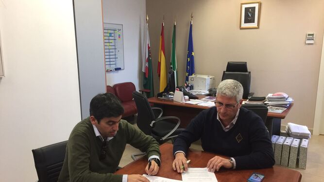 El alcalde, Ismael Torres, rubrica con el responsable de la empresa el acuerdo de colaboración.