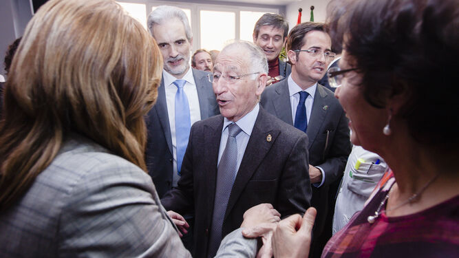 El alcalde junto a la presidenta de la Junta y el Consejero de Salud, en la visita al Hospital de Poniente en enero.