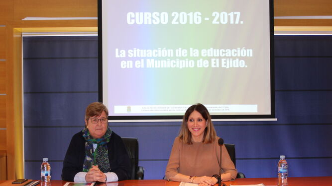 Inés Blasco y Julia Ibáñez durante la rueda de prensa ofrecida ayer en materia de Educación.