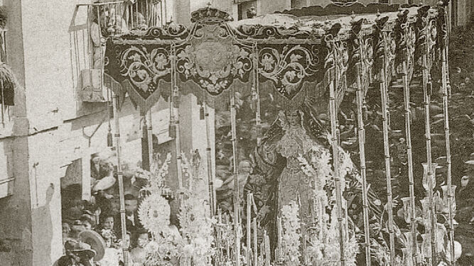 Antes de 1900. La Esperanza Macarena bajo el palio negro regresa por la calle Feria en la mañana del Viernes Santo.