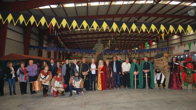 Foto de familia de los participantes en el Mercado Medieval inaugurado este fin de semana.