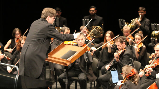 Guy Braunstein dirigiendo el sábado a la Hispanian Symphony Orchestra en el Maestro Padilla.