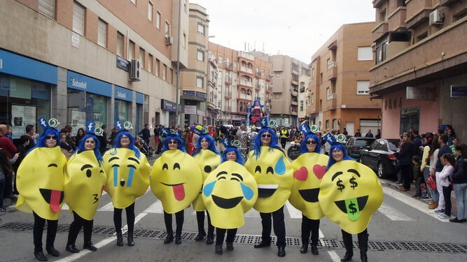 Los roqueteros se echaron ayer a la calle para disfrutar del Desfile y posterior Entierro de la Sardina