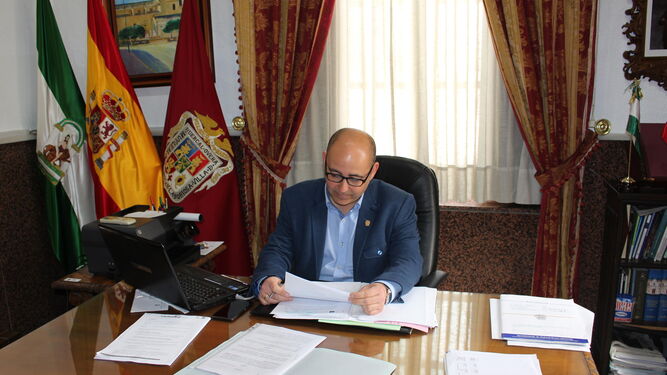 El alcalde de Huércal-Overa, Domingo Fernández, repasa la misiva escrita a empresas constructoras y cadenas hoteleras para animarles a construir un hotel en la localidad levantina.