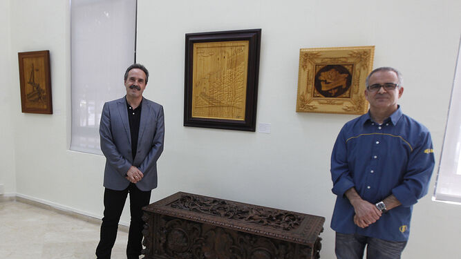 Alfredo Valdivia, delegado de Cultura junto al artista Gabriel Torres.
