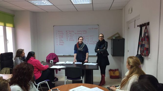 La concejal de Igualdad, Belén Martínez, junto a la profesora, ha acompañada a las alumnas en el inicio del curso.