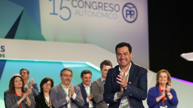 El presidente del PP andaluz, Juanma Moreno, ayer tras ser reelegido en el congreso regional de los populares en Málaga.