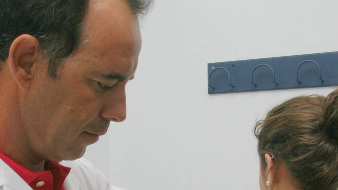 Un profesional sanitario vacuna a uno de los menores en un centro de salud.
