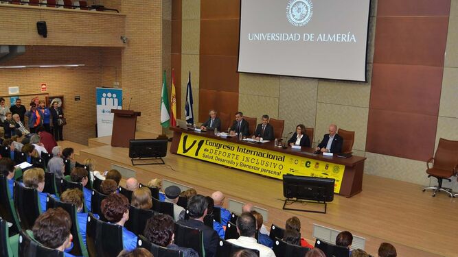 Autoridades en la mesa inaugural que contó con la presencia del rector de la UAL, Carmelo Rodríguez.