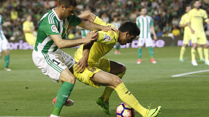 Joaquín presiona a un rival.
