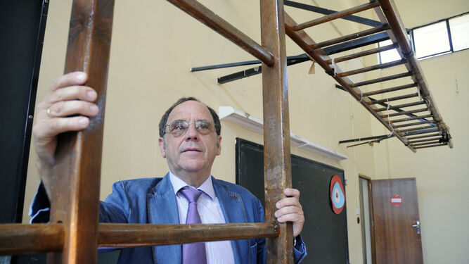 El catedrático Santiago Romero, fotografiado en la Facultad de Ciencias de la Educación.