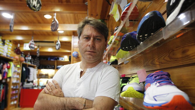 José Daniel Lorenzo posa en su tienda para 'Diario de Almería'.