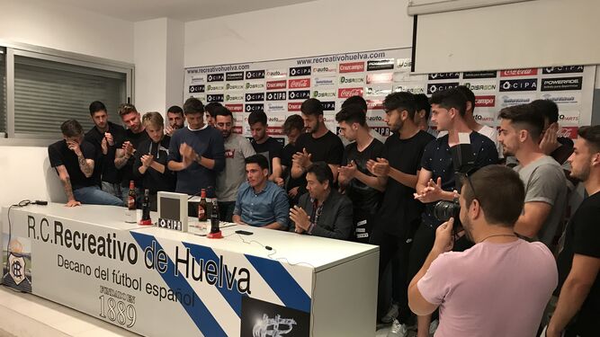 Los jugadores del Recre aplauden a Zamora al final de la rueda de prensa.