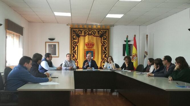 Reunión del delegado deFomento con alcaldes en La Mojonera, ayer.