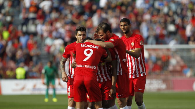 Los jugadores del Almería felicitan a Uche tras su gol.