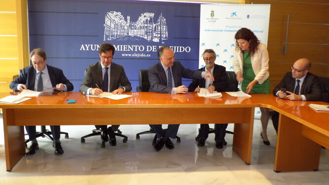 Los responsables del convenio, ayer, durante la firma del documento en el Ayuntamiento de El Ejido.