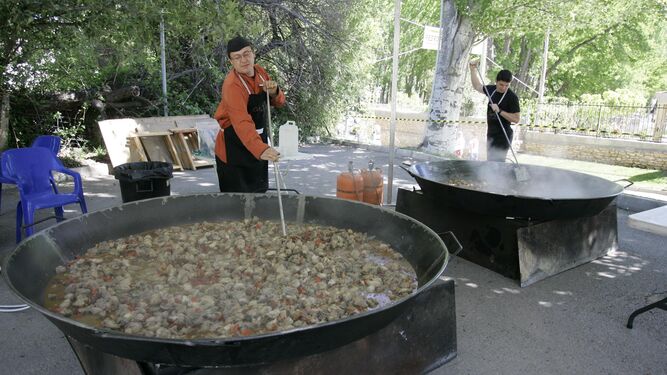 Los visitantes podrán degustar paella y carne al ajillo.