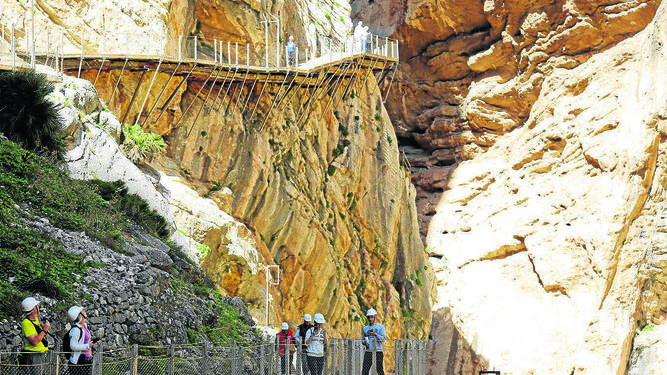Visitantes recorren las pasarelas del Caminito del Rey, en una imagen reciente.